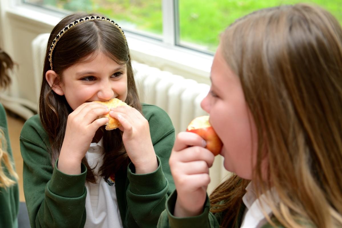 children eating apples