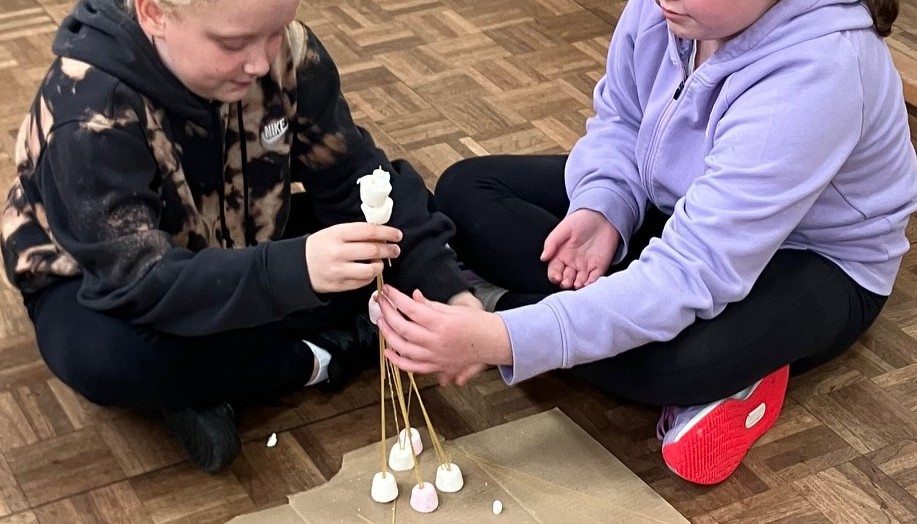 Building with marshmallows and spaghetti
