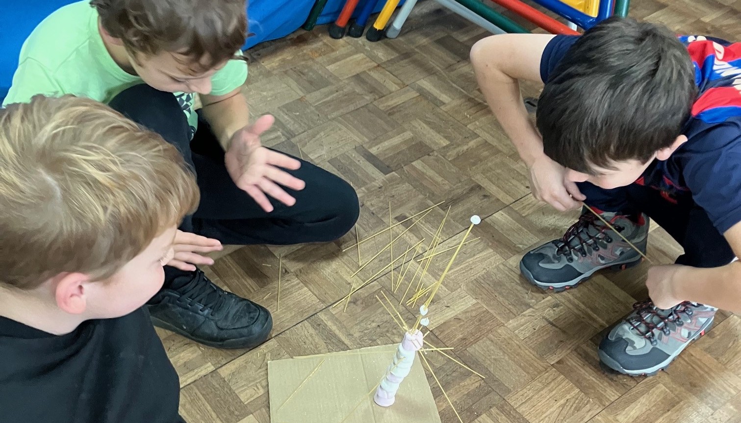 Building with marshmallows and spaghetti