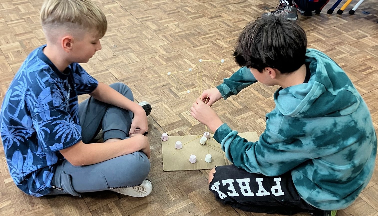 Building with marshmallows and spaghetti
