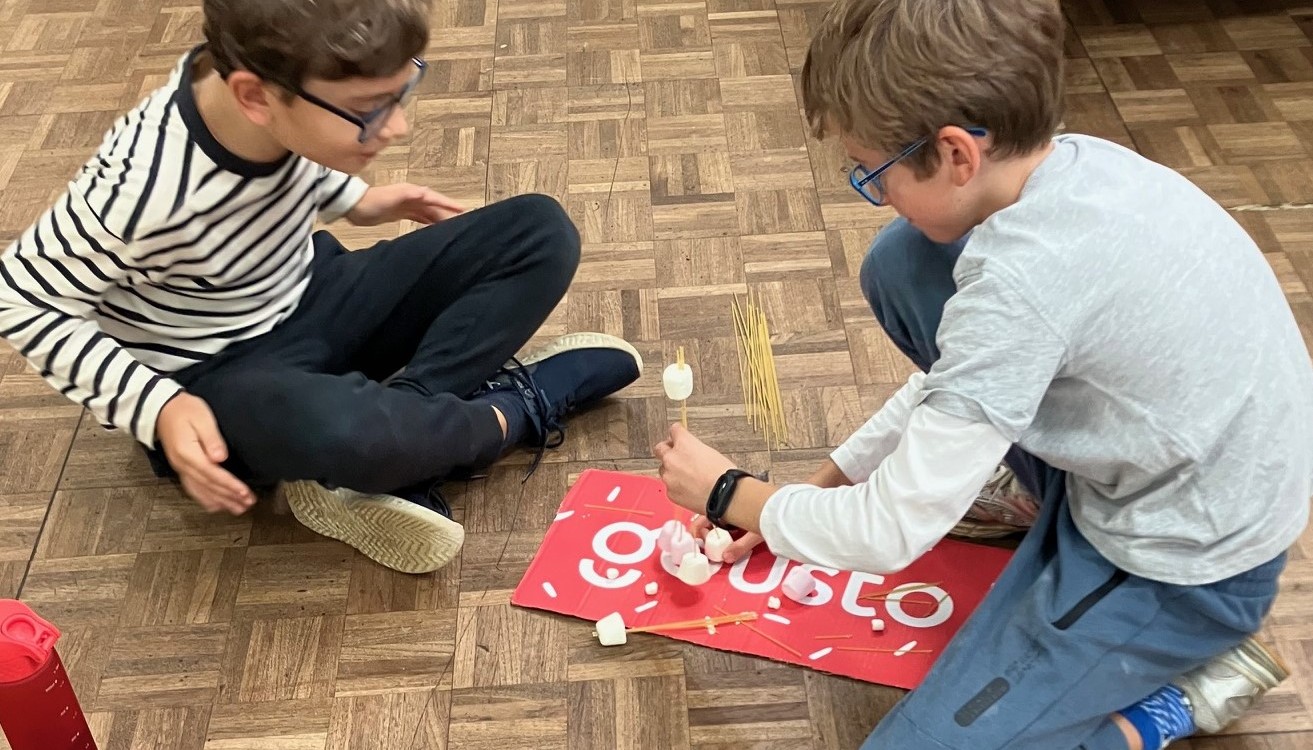 Building with marshmallows and spaghetti