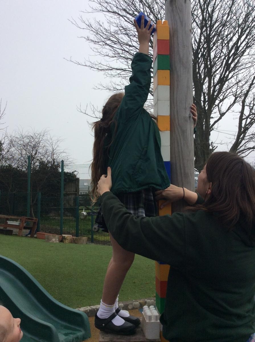 Excellent problem solving, using the wooden bricks to make steps so that the tower can get taller.