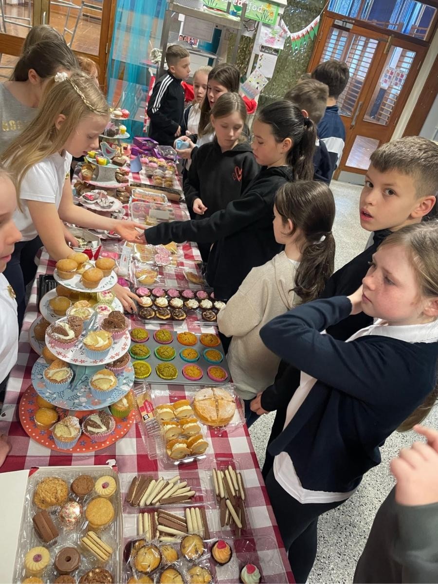 Serving customers, "Beth wyt ti'n eisiau?"