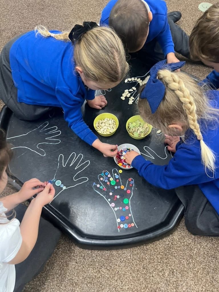 The children enjoyed making thier own henna patterns