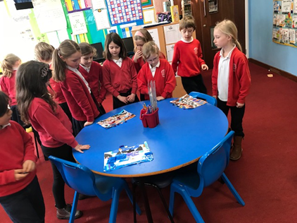 Evaluating and analysing artwork with a visiting local artist in Year 3