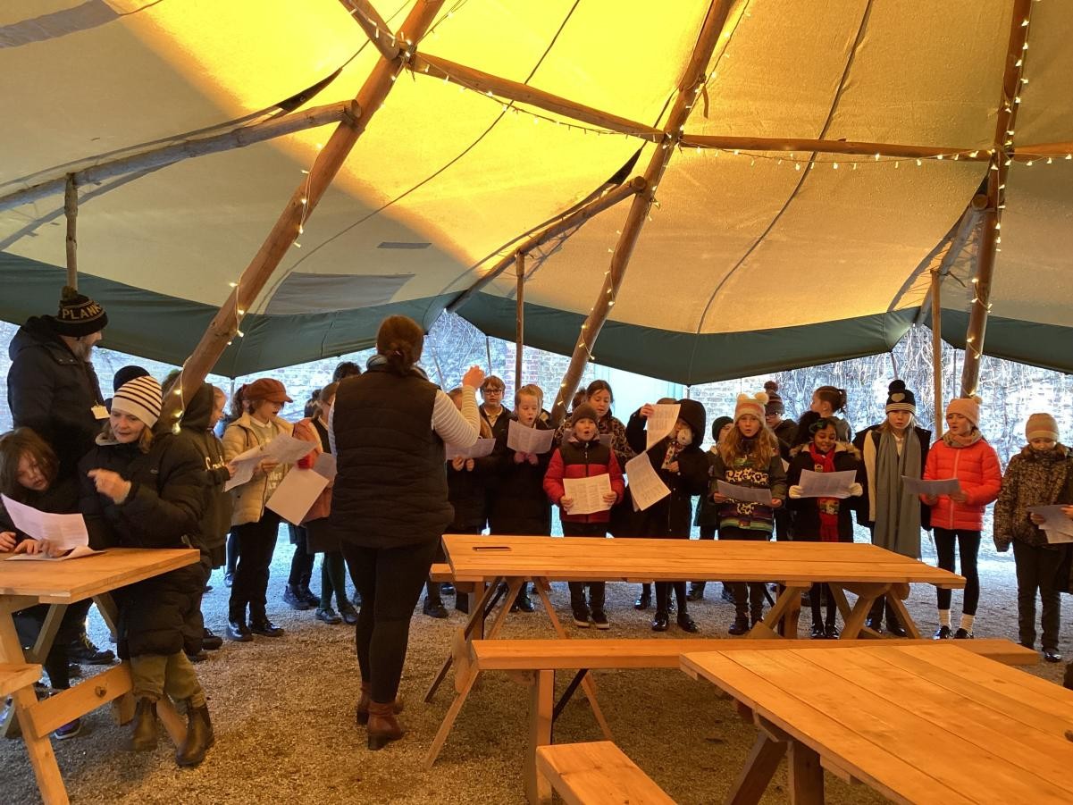 Year 3, 5 and 6 sang Christmas Carols to the public at Trelissick Gardens (Dec 2022)