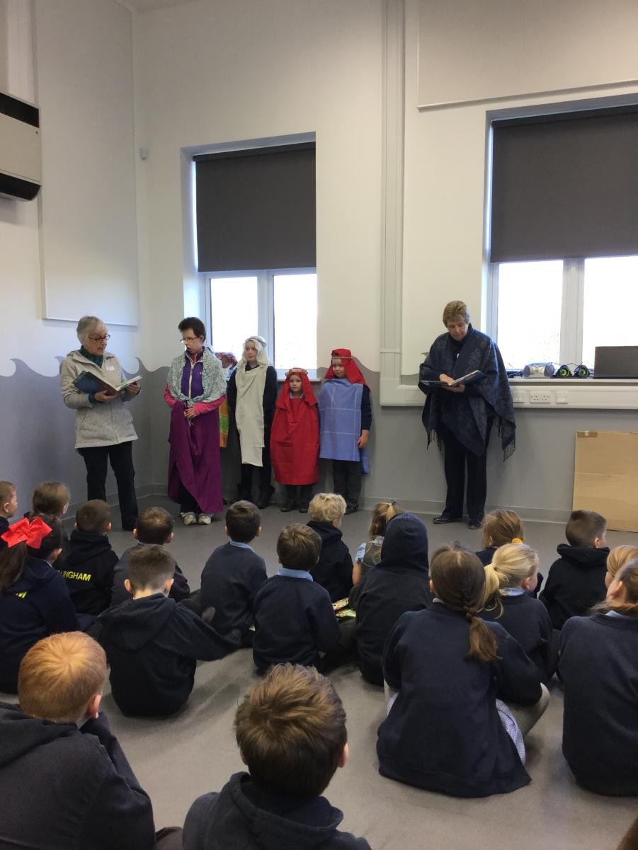 Lots of people came to see Jesus when he was at home.