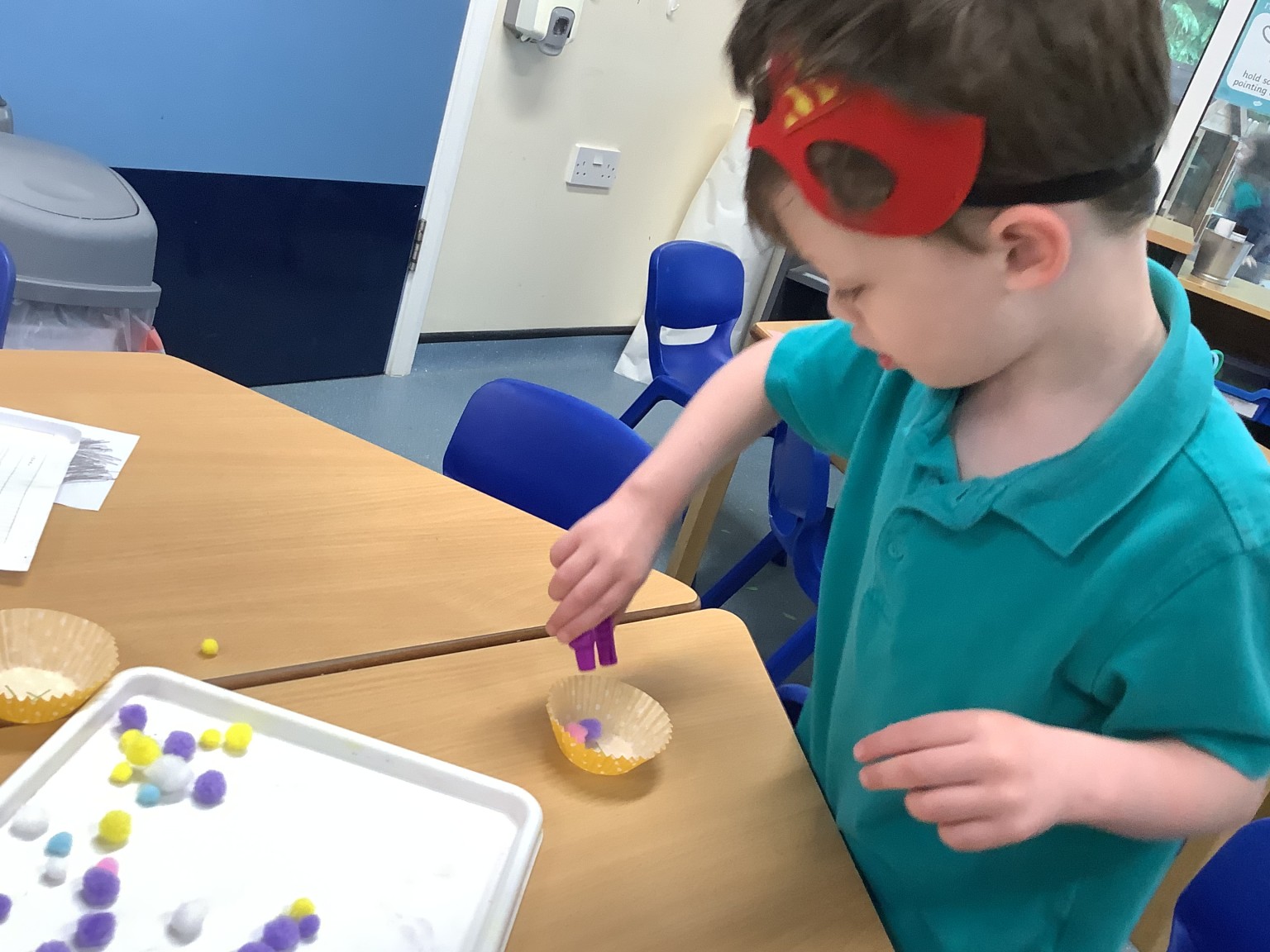 Pom Pom moving with tweezers