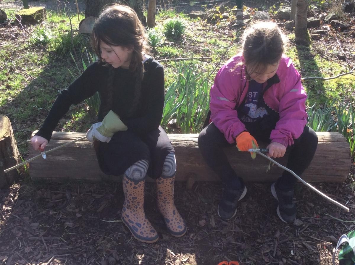 Whittling, the two different positions for safe whittling.