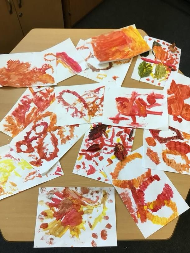 Mixing and experimenting with autumn colours after collecting leaves from the school garden. We looked at shape and texture of the leaves.