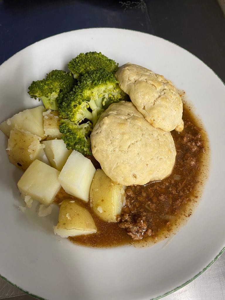 Mince and dumplings with potatoes and broccoli