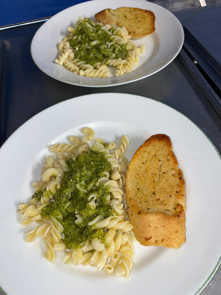 Pasta pesto with garlic bread