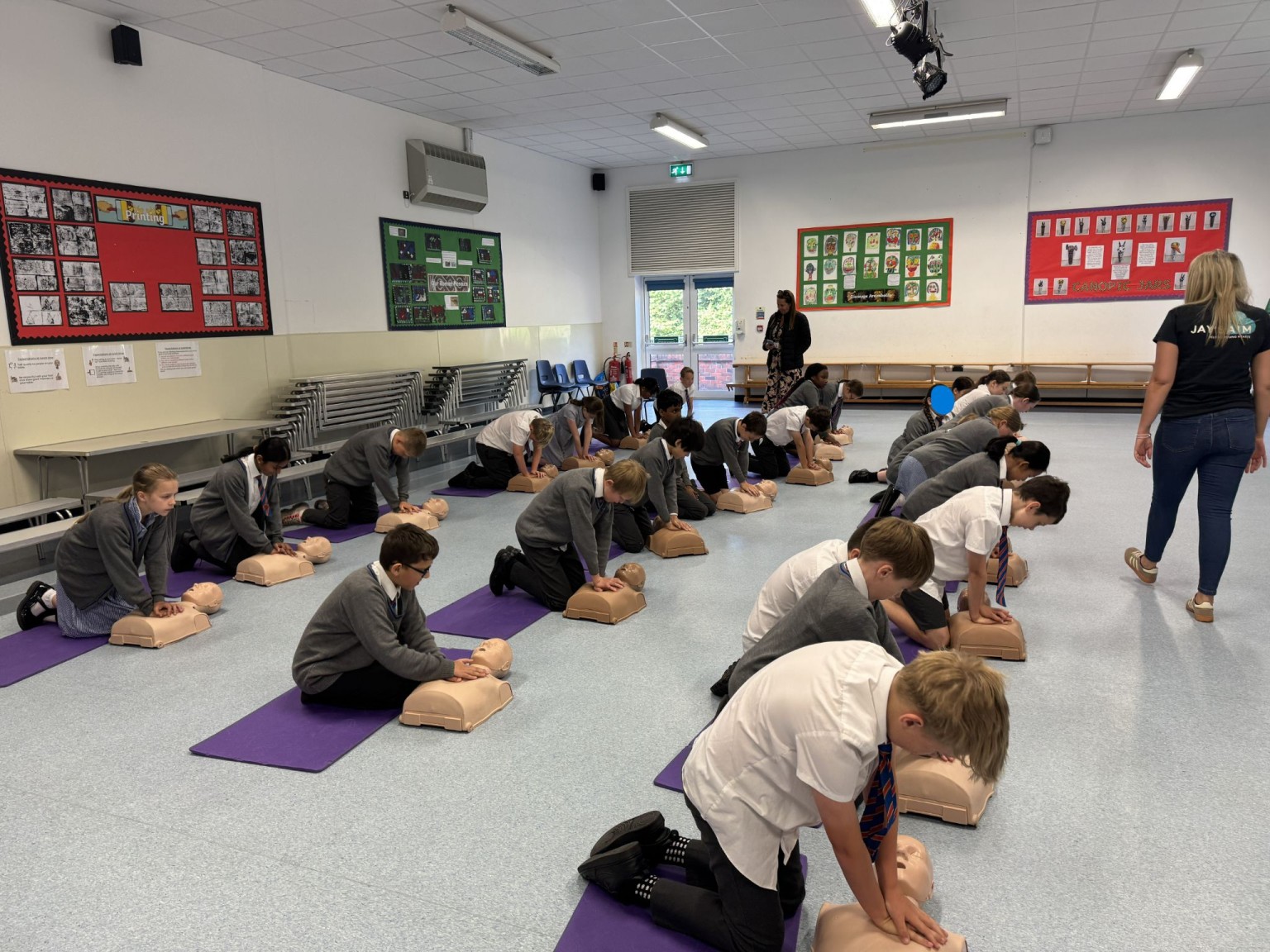 Practising giving CPR 