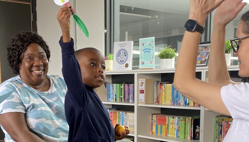 A family participates in a Peep Learning session