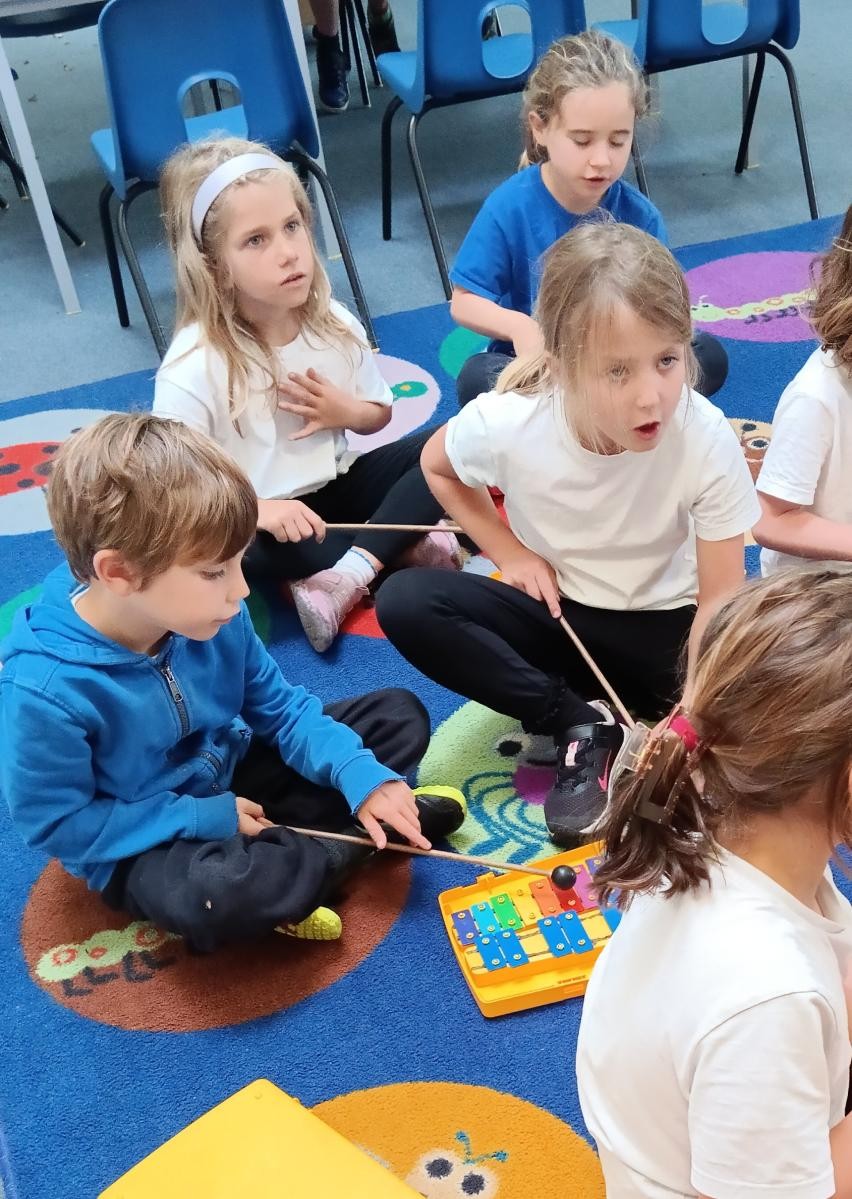 Using voices and glockenspiels to accompany a new song