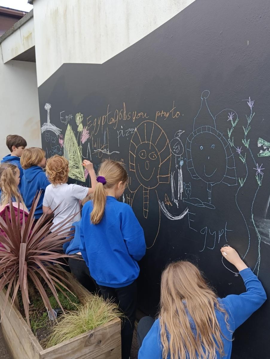 Reinforcing learning with Egyptian art