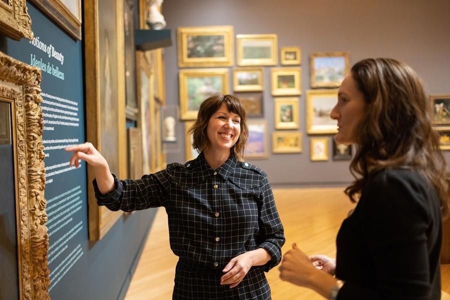 ART HISTORIAN