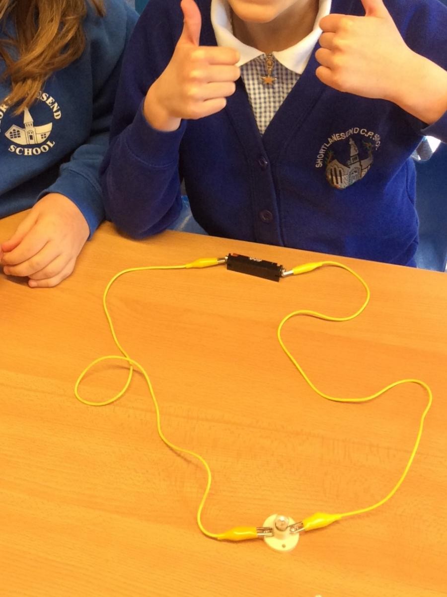 Class 4 making simple circuits. 