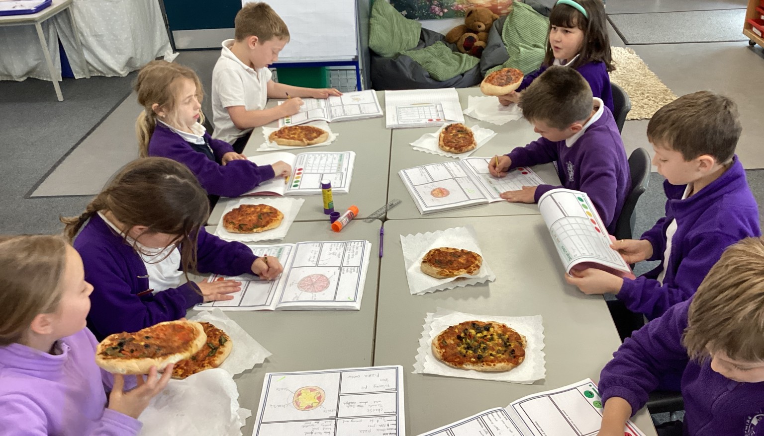Pupils tasted and evaluated their finished pizzas. 🍕