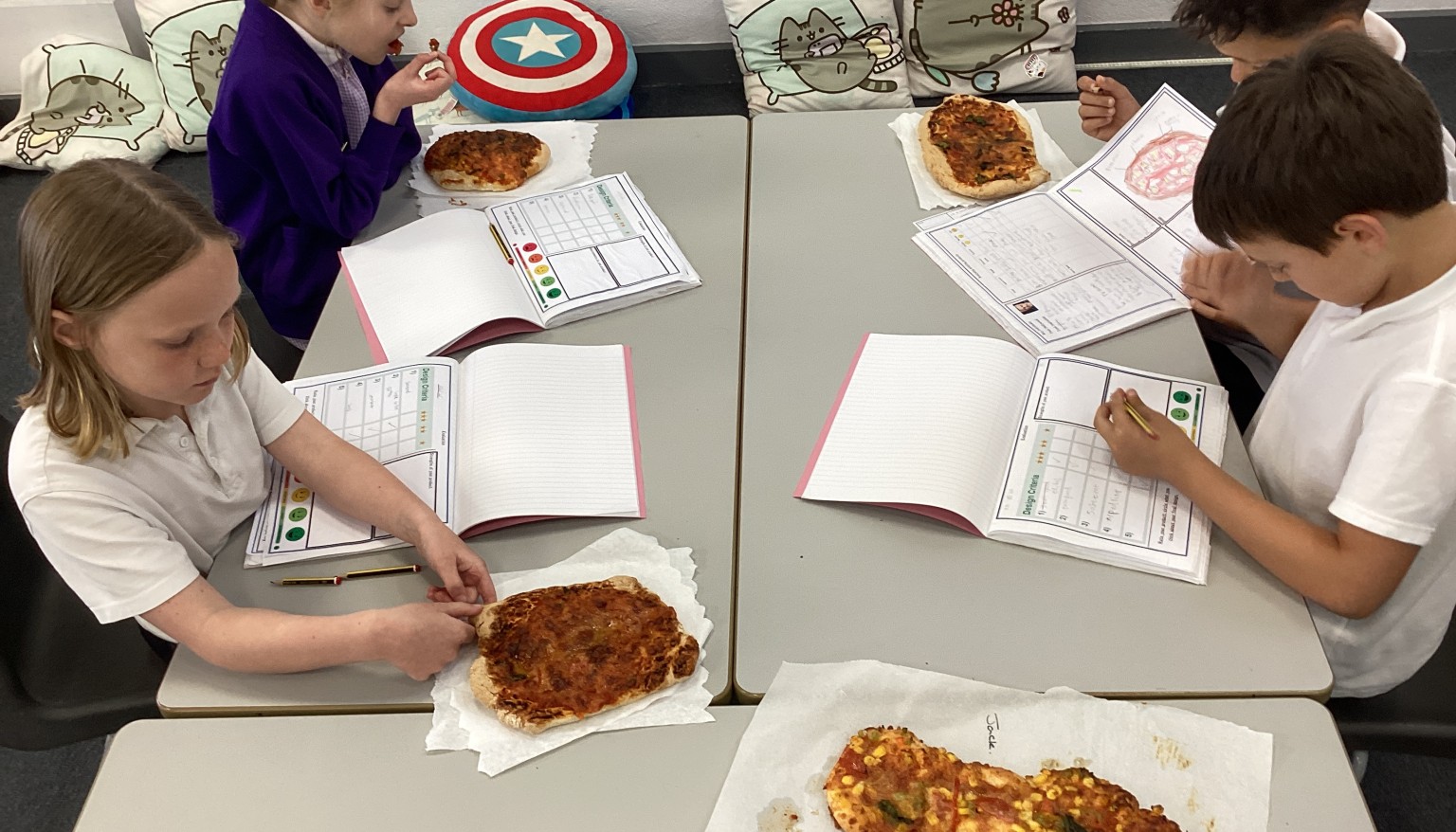 Pupils tasted and evaluated their finished pizzas. 🍕