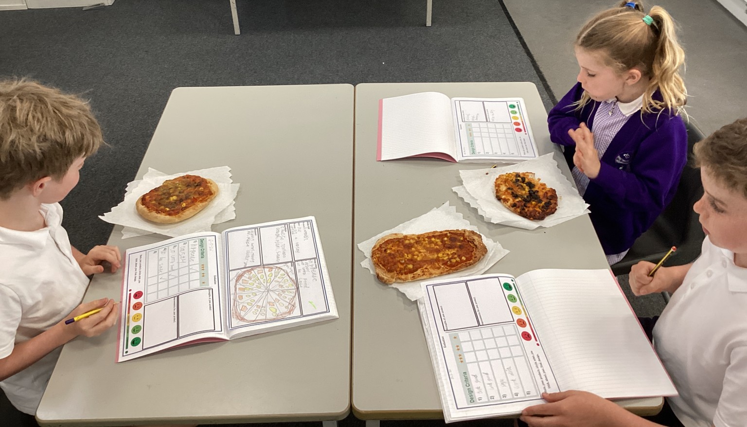 Pupils tasted and evaluated their finished pizzas. 🍕