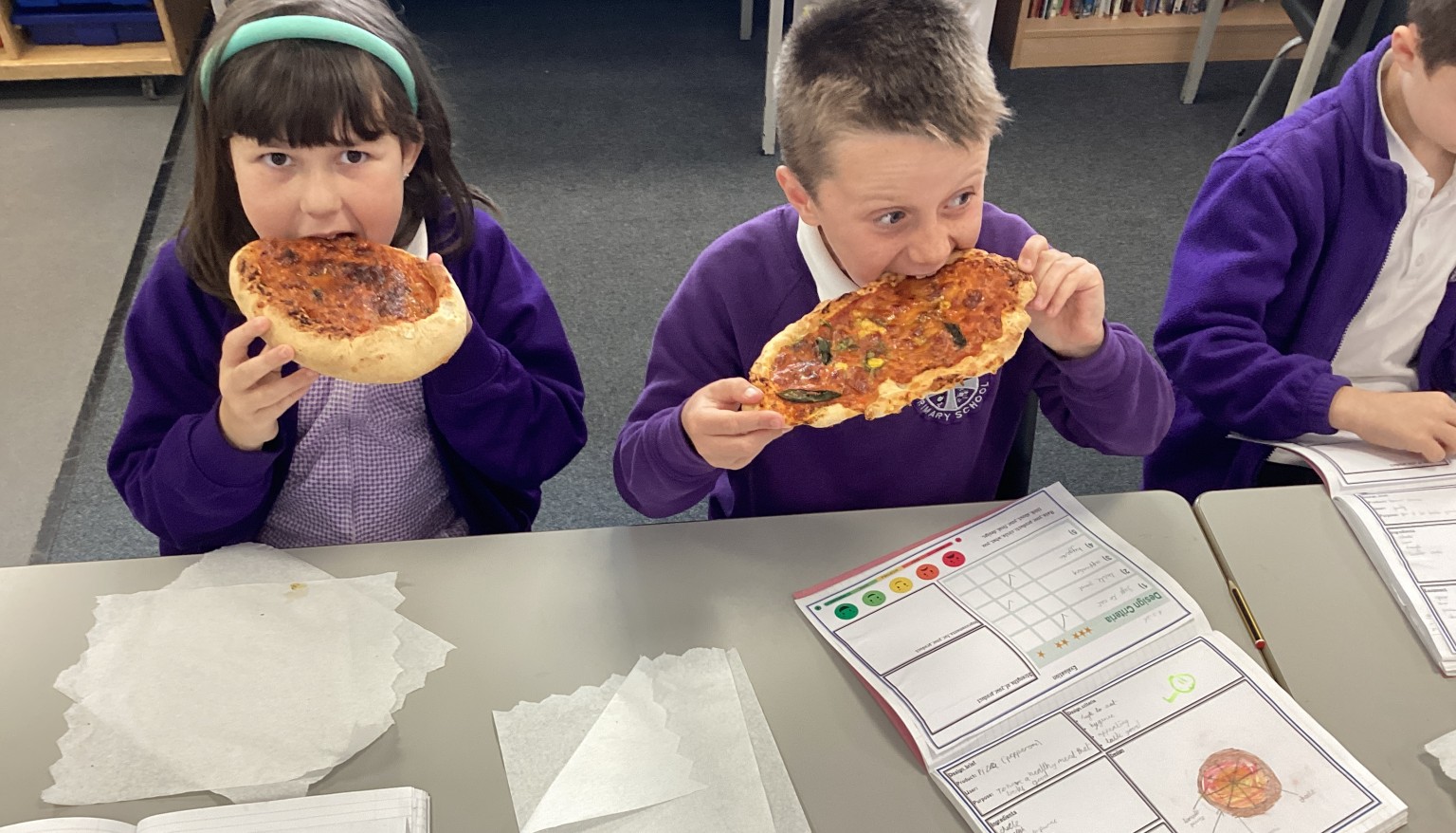 Pupils tasted and evaluated their finished pizzas. 🍕