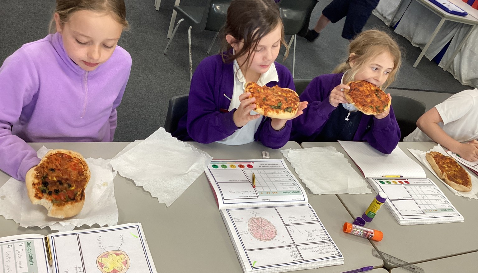Pupils tasted and evaluated their finished pizzas. 🍕