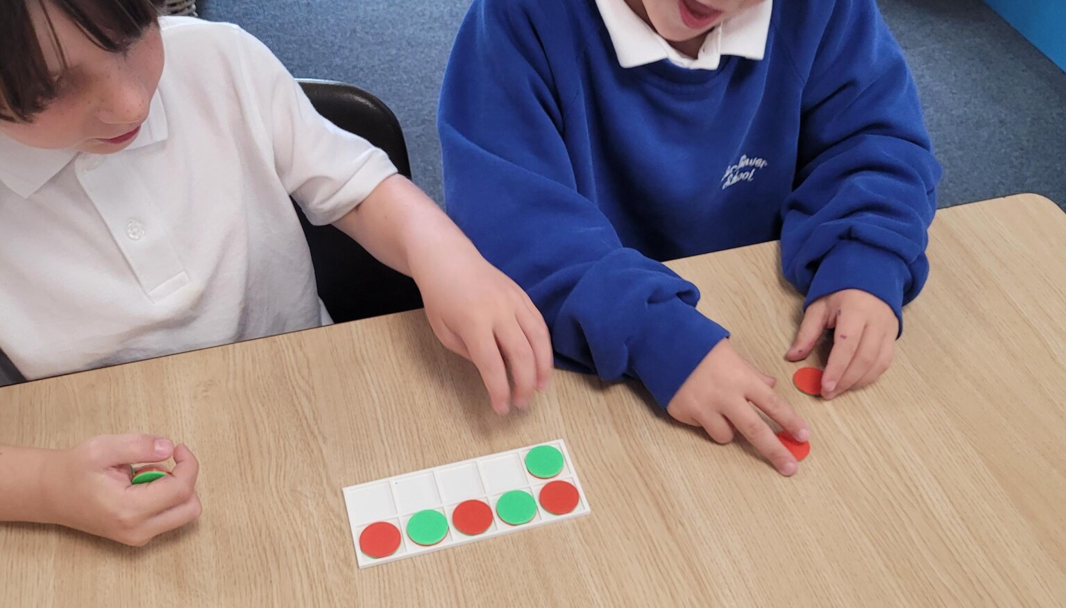Using tens frame to represent numbers.