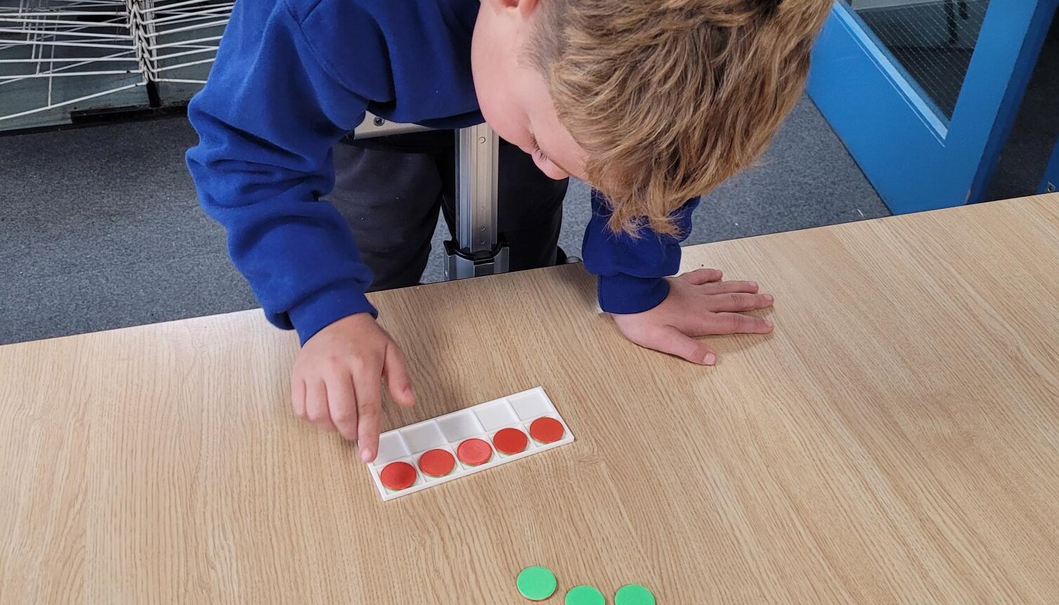 Using tens frame to represent numbers.