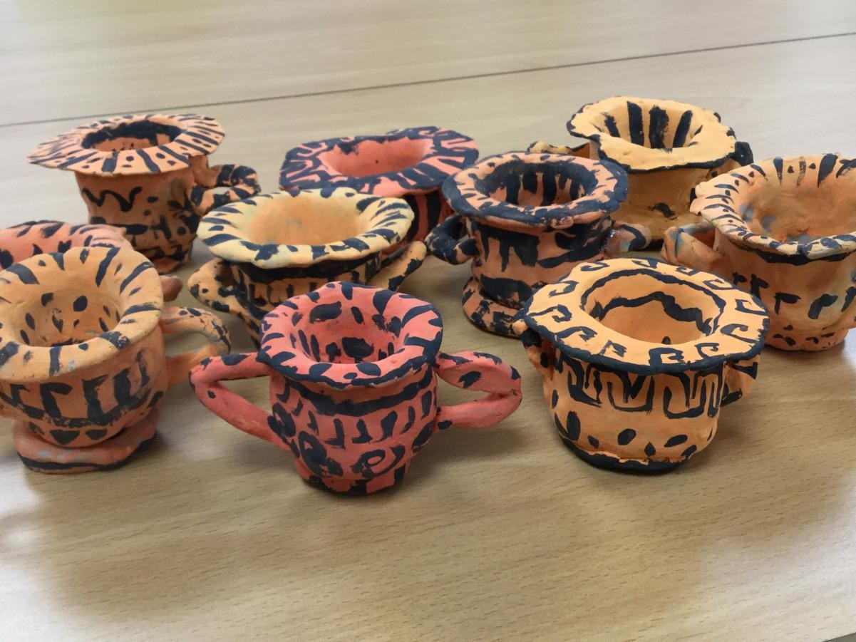 Sculpture. Greek pots.