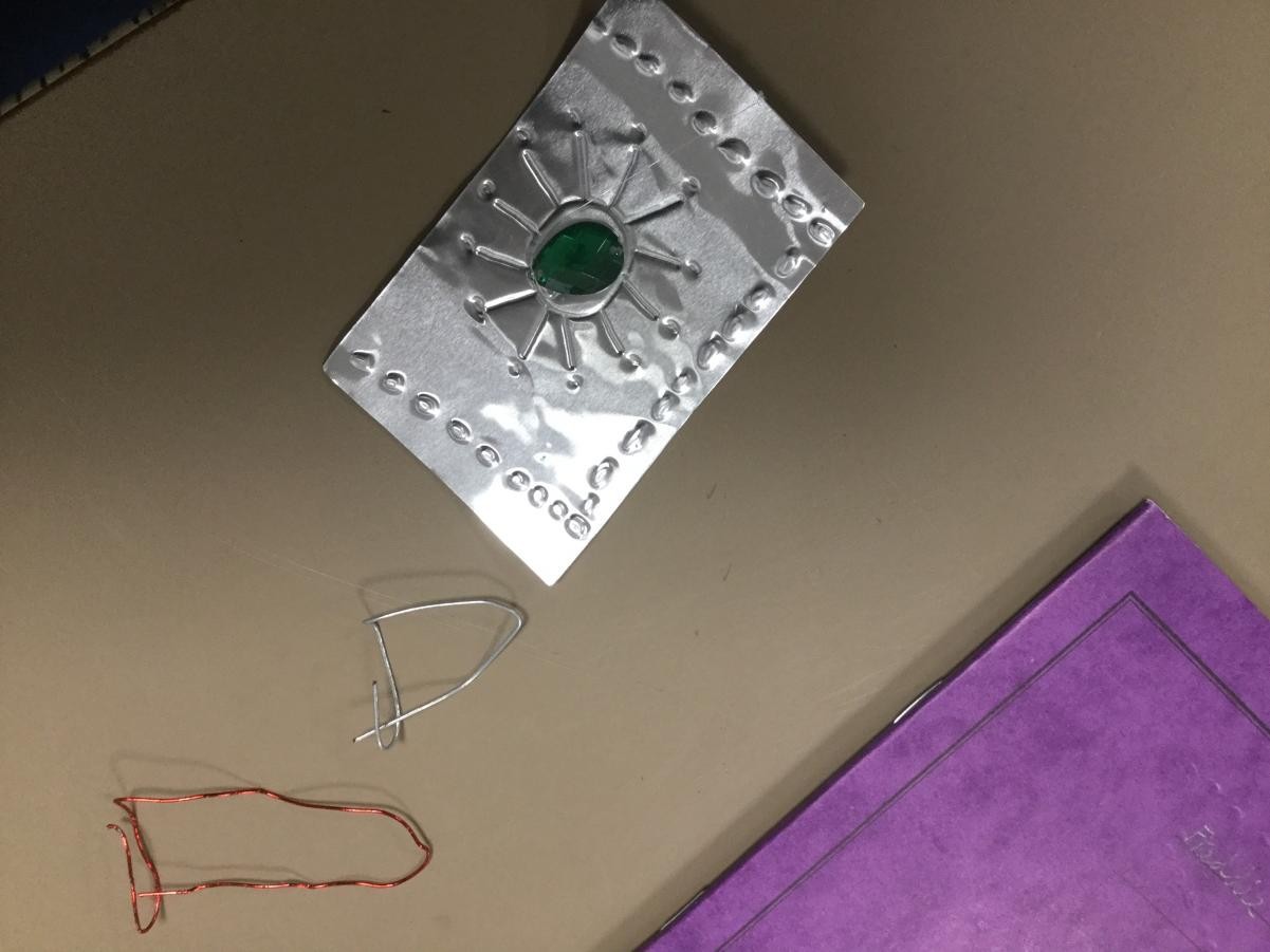 Anglo Saxon brooches. Exploring materials