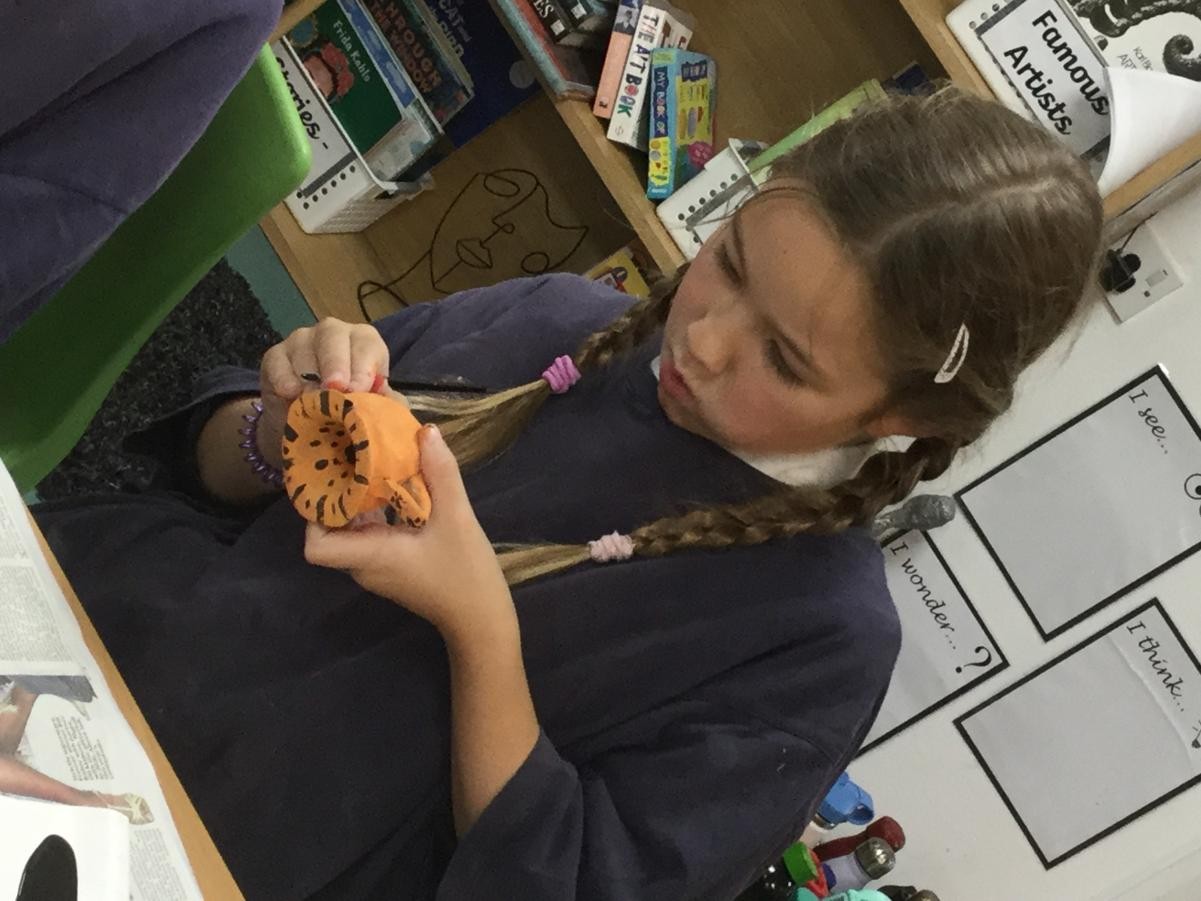 Sculpture. Greek pots.