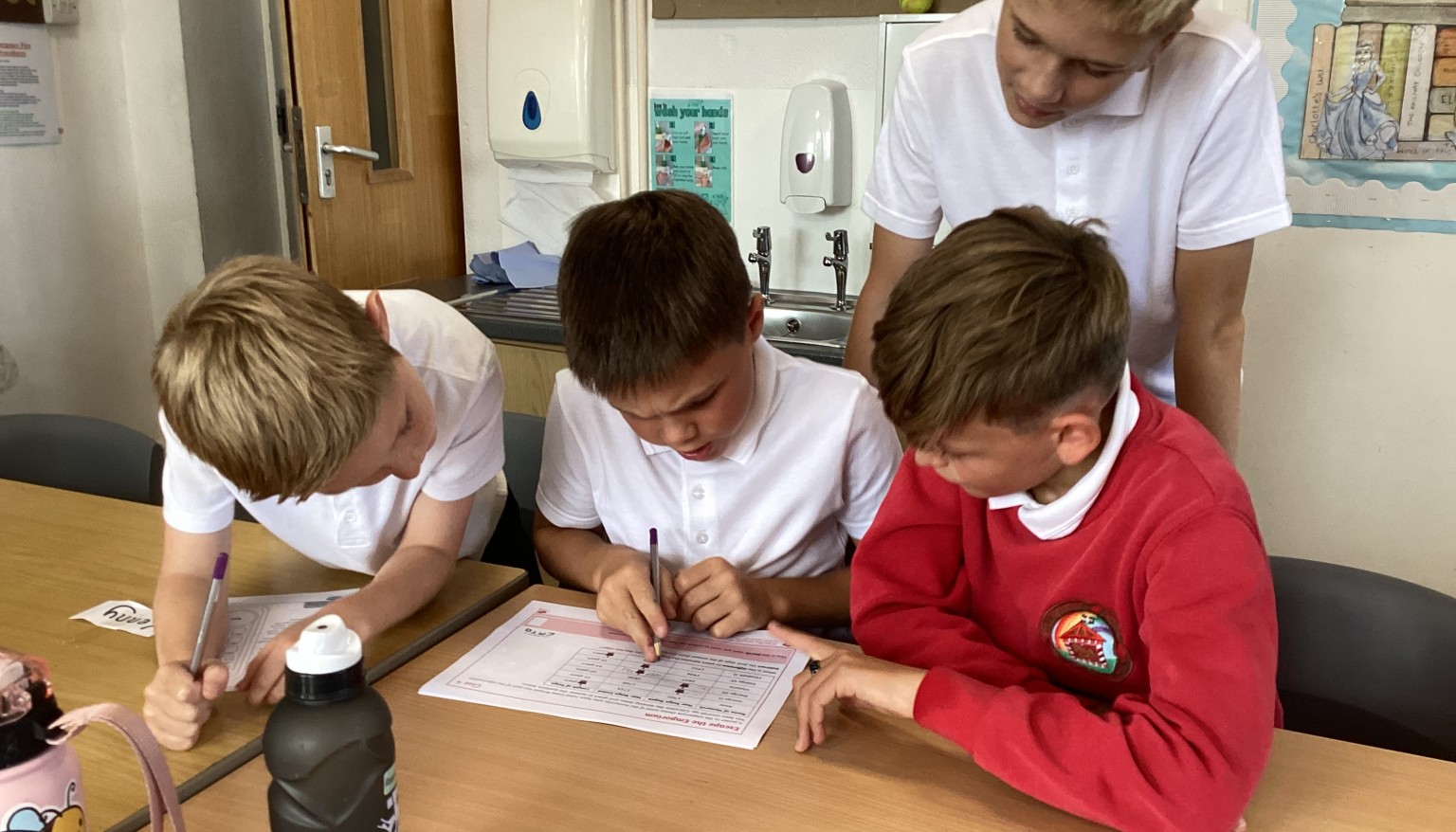 Class 4 working in teams to problem solve in maths