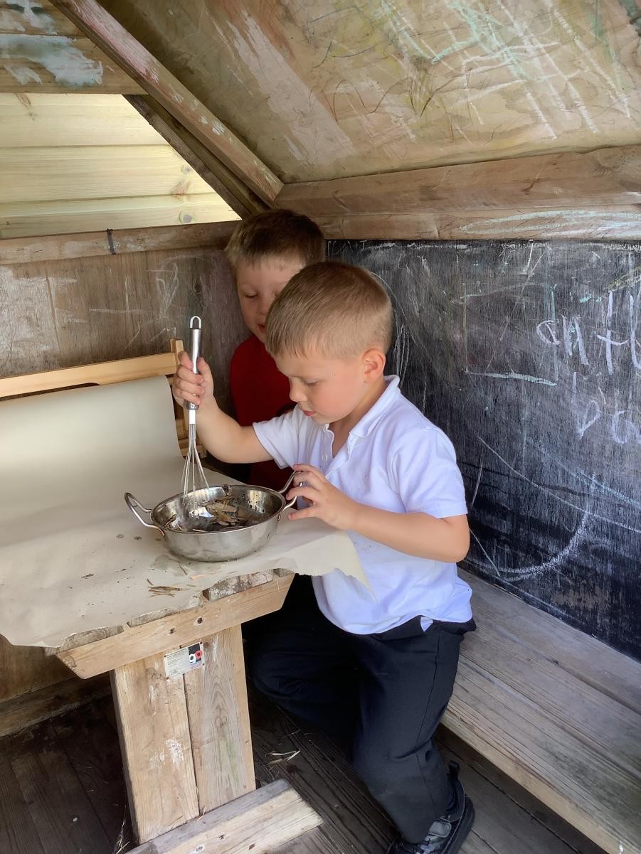Outdoor Learning - Using the mud kitchen to make ‘recipes’ for our friends