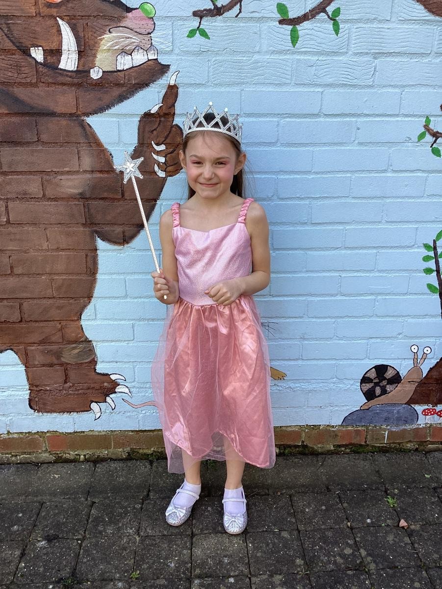 Evie as Glinda