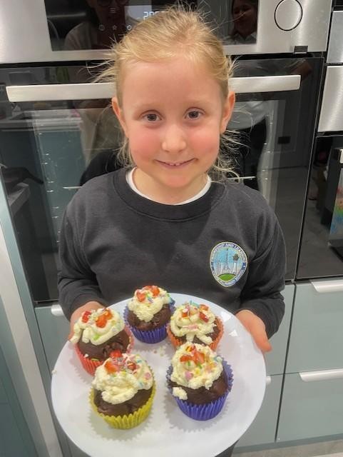 Tess made cupcakes with her Mum and sister