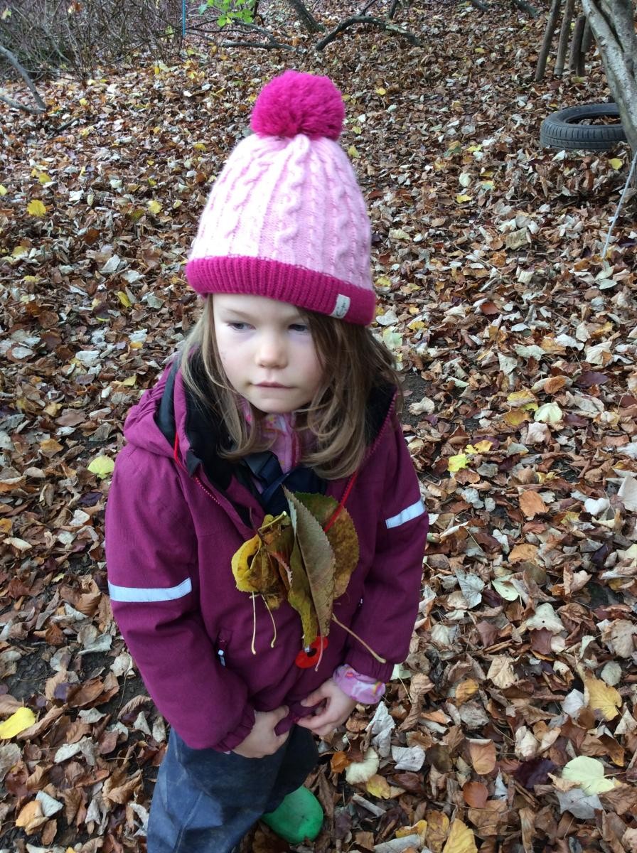 What a beautiful leaf necklace!