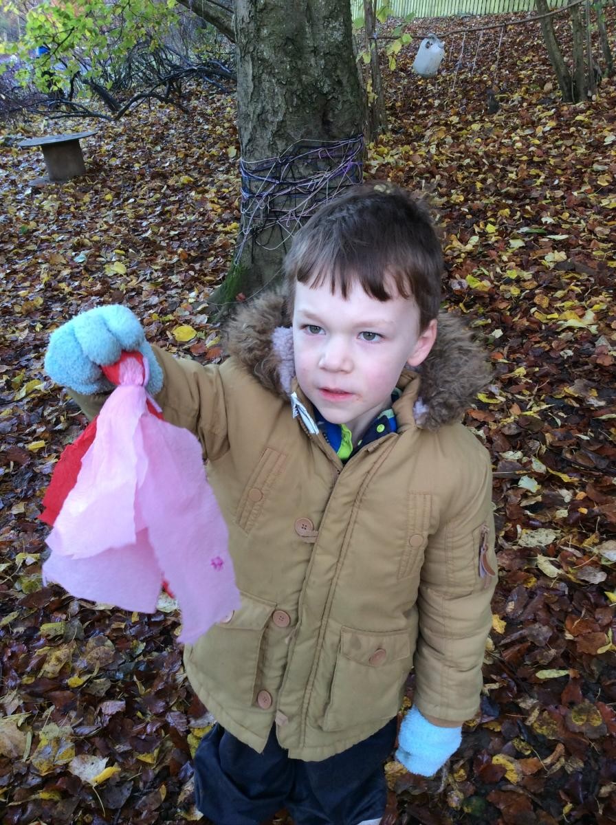 Then we twisted the crepe paper around the conker and tied a piece of ribbon around it.