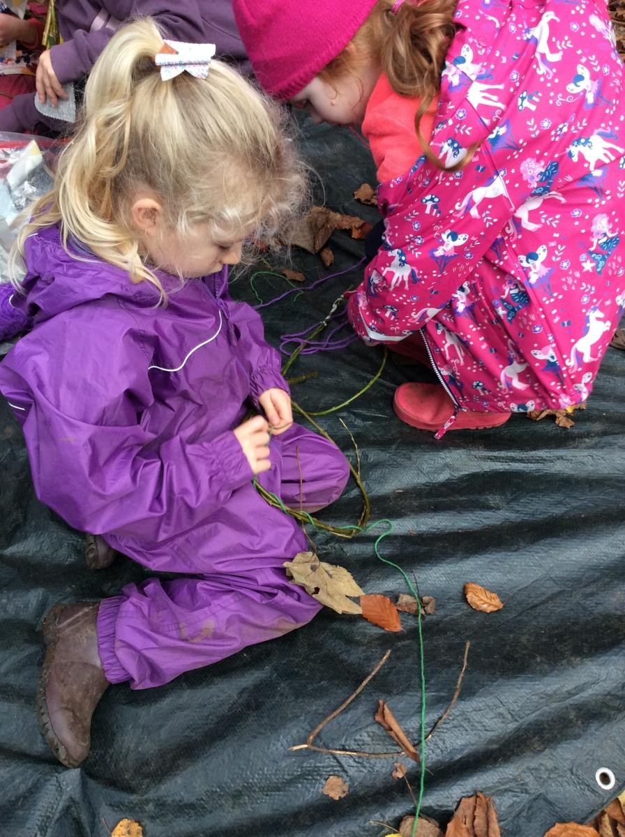We started the session with a few games of Spot (a variation of hide and seek). Then some of us created beautiful things with willow and yarn.