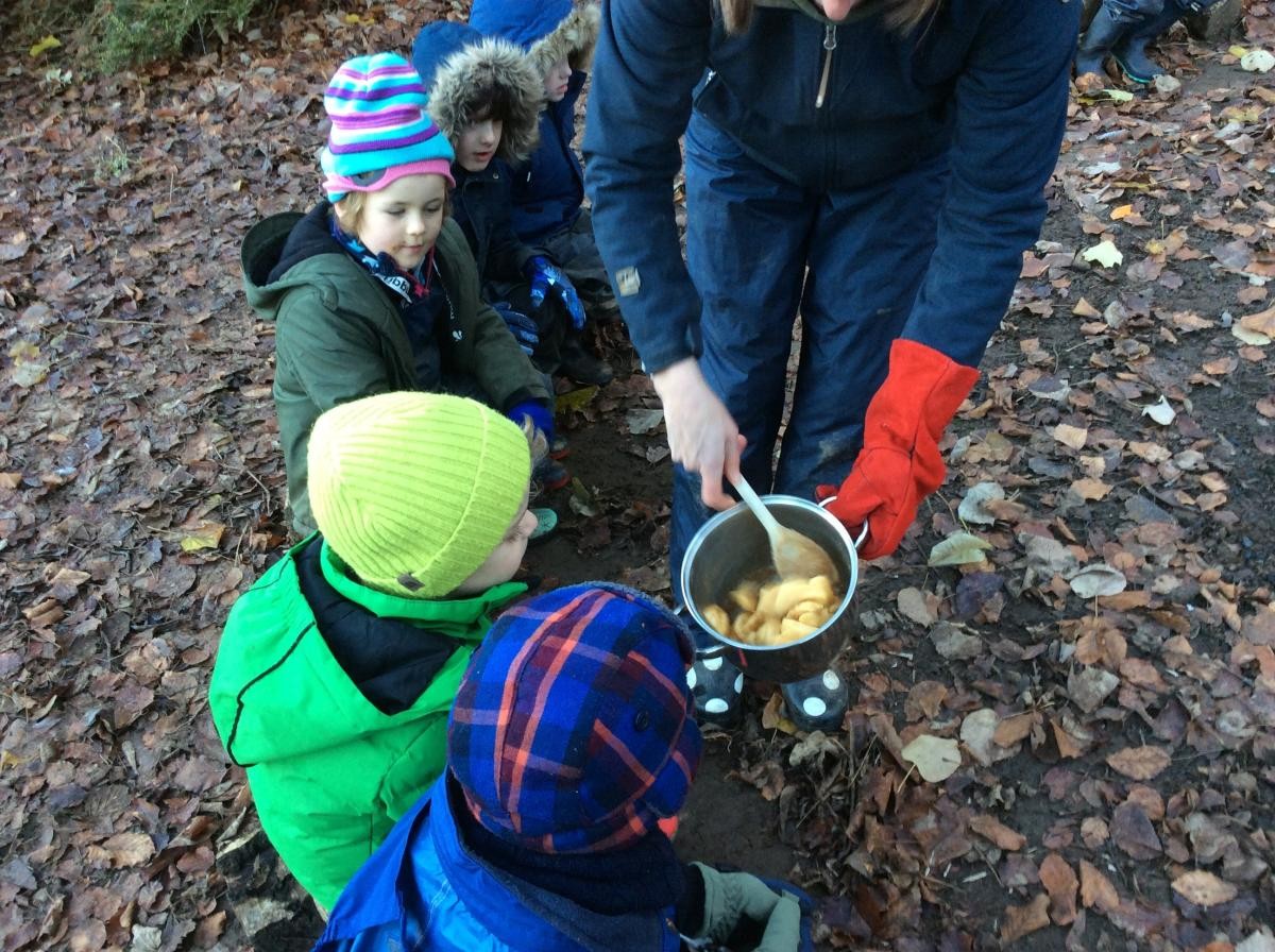 We put butter, apples, sugar, cinnamon and cornflour in the pan and cooked it.