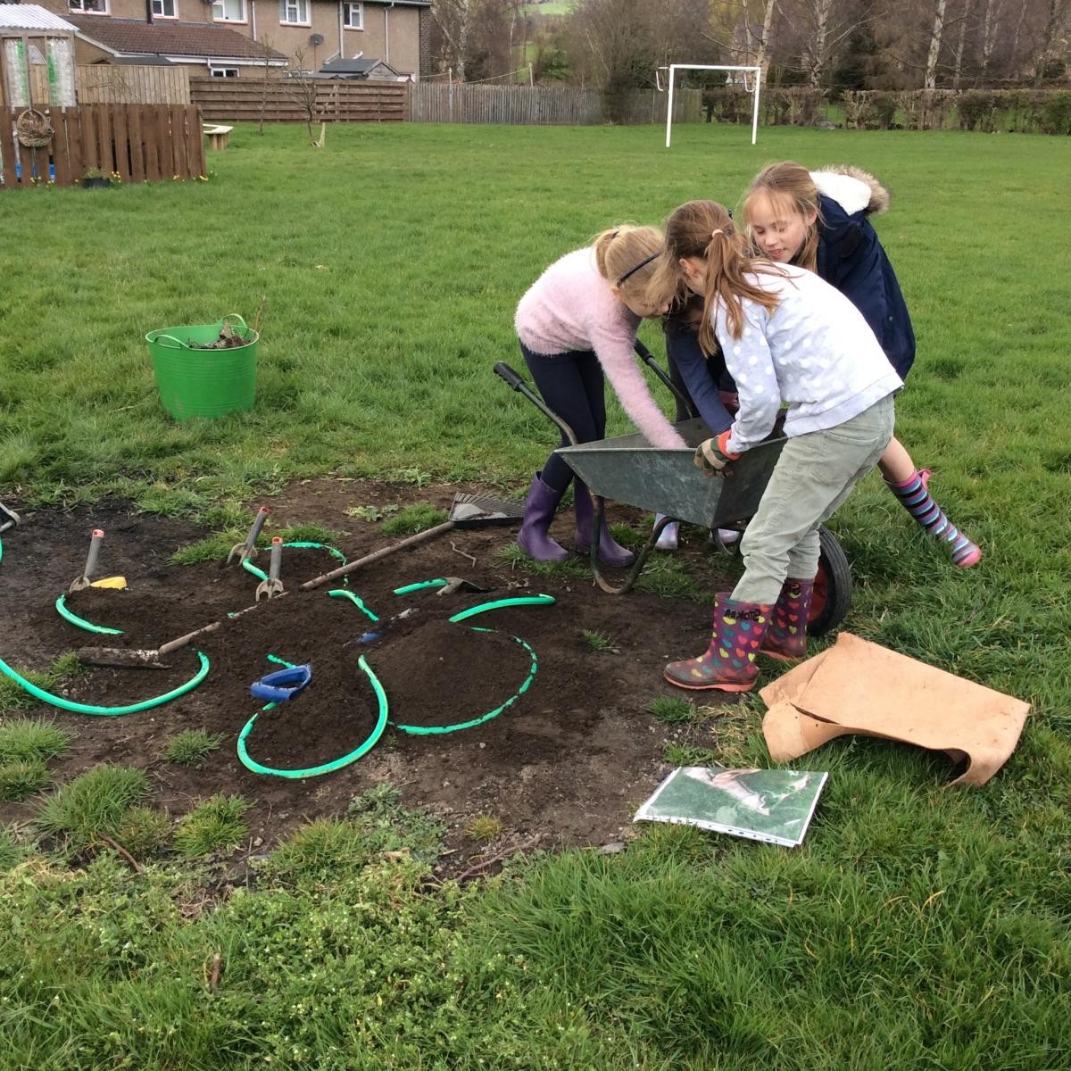 They name the dog Casi after the group who helped build it today. Constance, Alice ,Daisy and Isabelle.