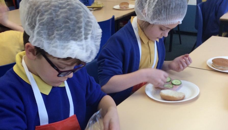 Children making sandwhiches 