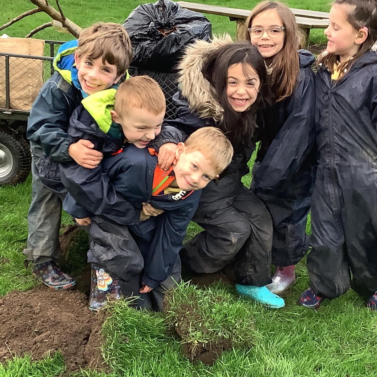 We have had super fun planting beginninig to plant the new apple tree in the school Ochard.