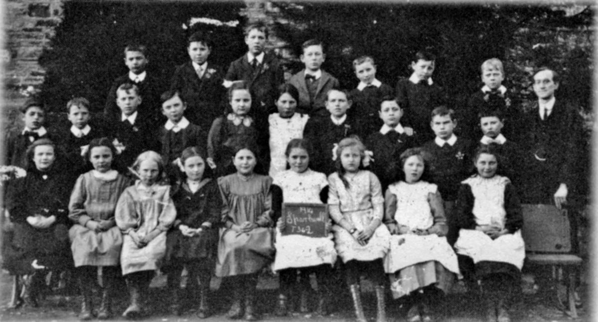 A school photo from 1914, taken at the original school next to the Church.