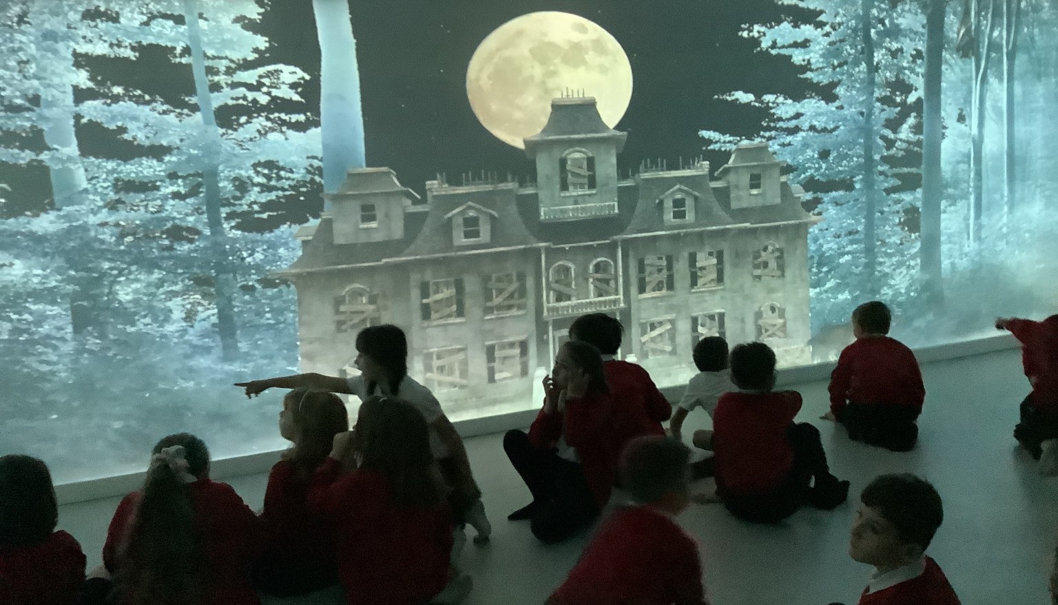 To support us when planning a story about a haunted house, we visited the immersive suite to gather some ideas!