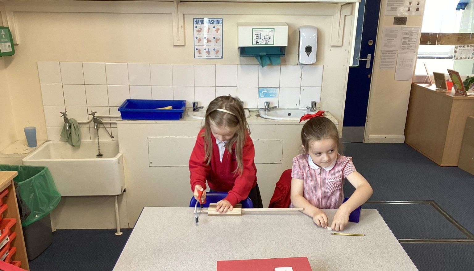 Learning to use a saw in DT!