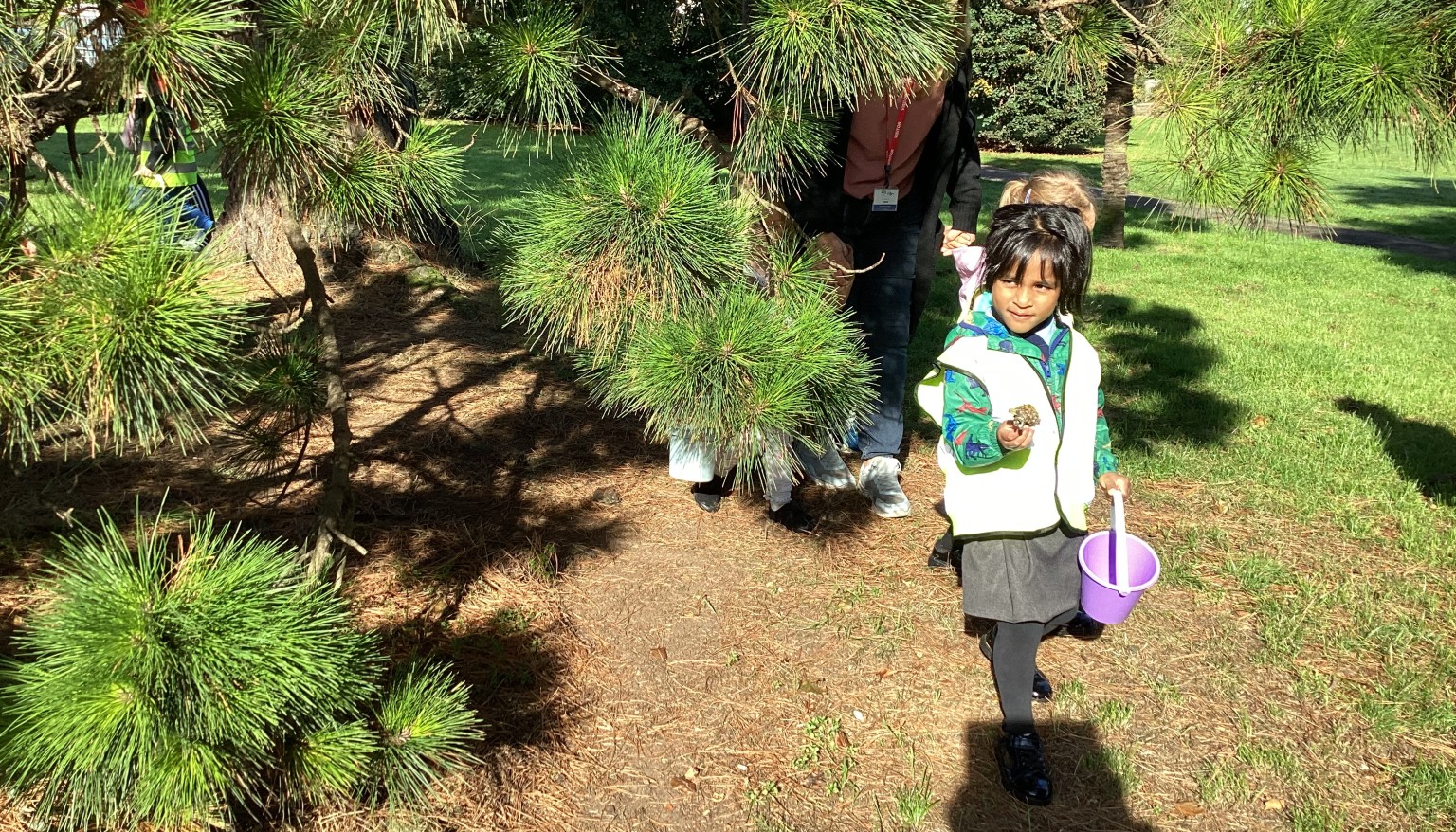 On our Wellie walk we discussed what we could see, hear, smell and feel whilst on our walk. We also explored what autumnal signs we are starting to see and collected them for our art table.
