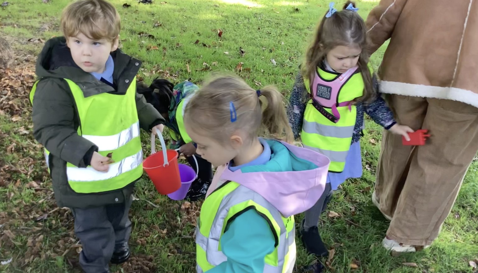 On our Wellie walk we discussed what we could see, hear, smell and feel whilst on our walk. We also explored what autumnal signs we are starting to see and collected them for our art table.