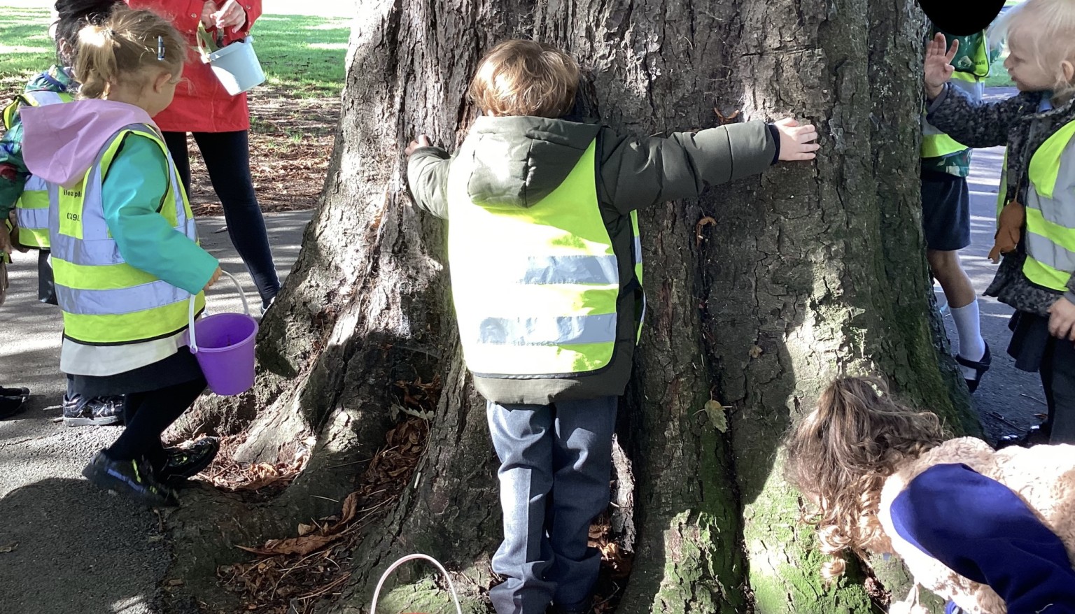 On our Wellie walk we discussed what we could see, hear, smell and feel whilst on our walk. We also explored what autumnal signs we are starting to see and collected them for our art table.