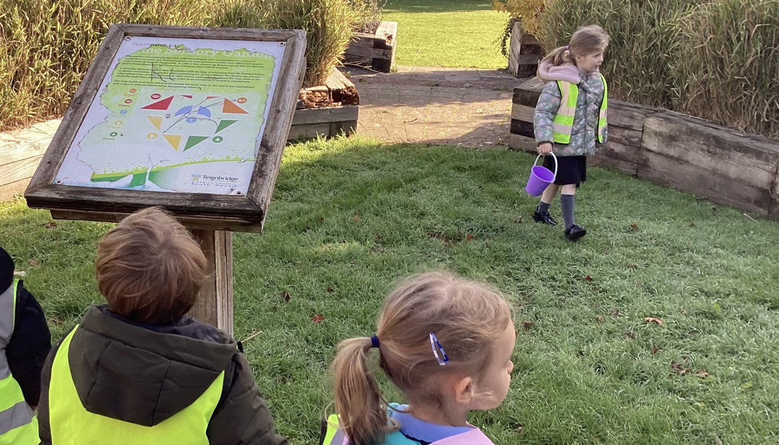 On our Wellie walk we discussed what we could see, hear, smell and feel whilst on our walk. We also explored what autumnal signs we are starting to see and collected them for our art table.